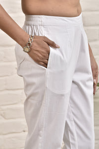 White stretchable pants with elastic