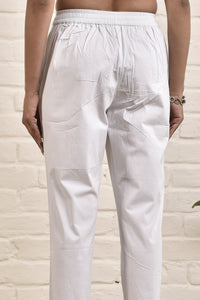 White stretchable pants with elastic