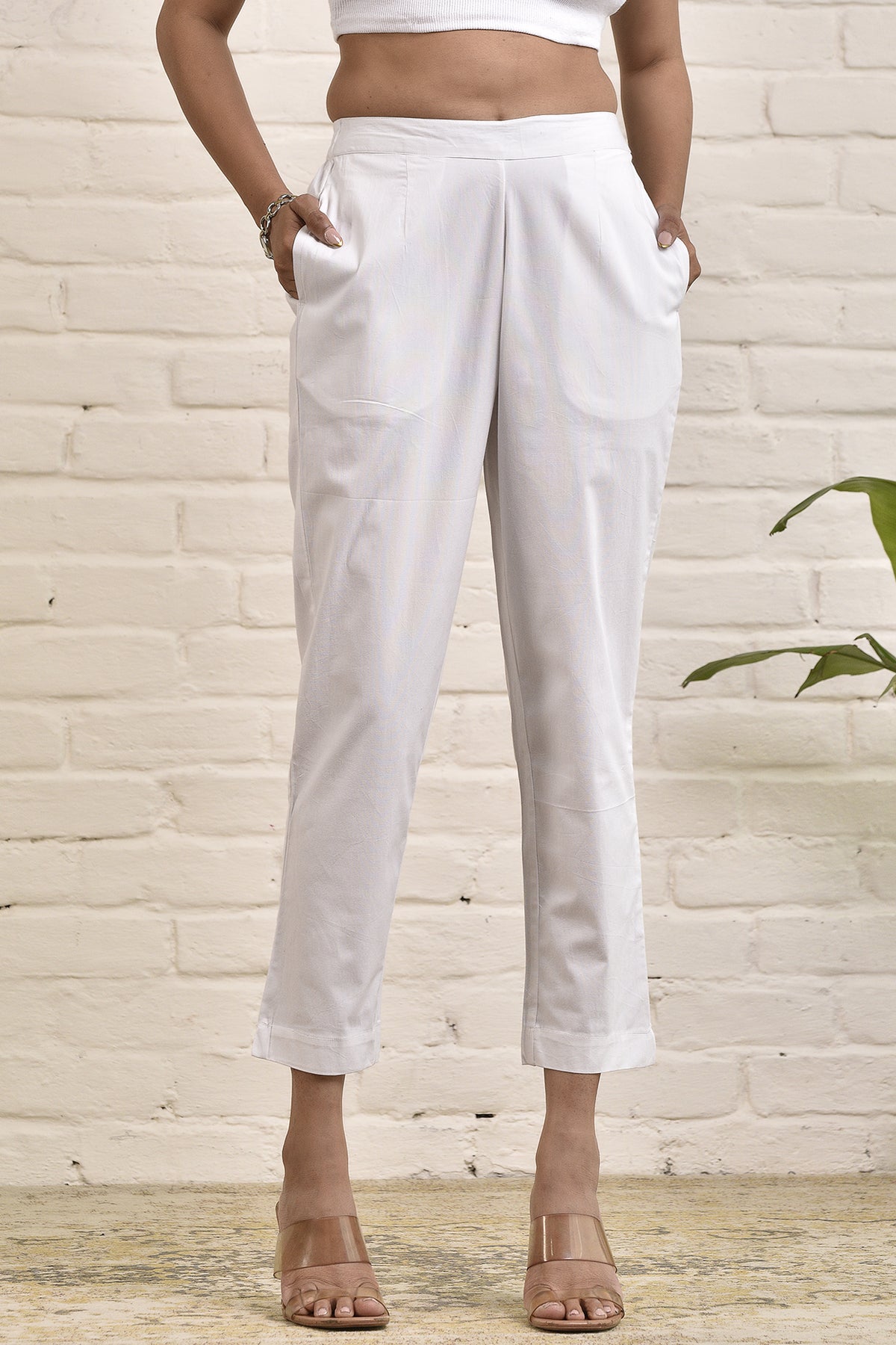 White stretchable pants with elastic