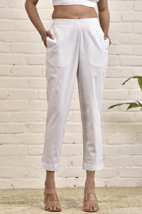 White stretchable pants with elastic